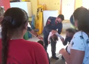 VÍDEO: Bombeiros salvam bebê engasgada com leite em Navegantes