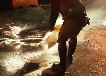 Polícia Militar Rodoviária joga sal em pista congelada na Serra do Rio do Rastro