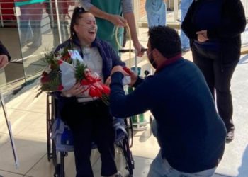 Mulher fica 50 dias intubada por Covid-19 recebe alta e é pedida em casamento
