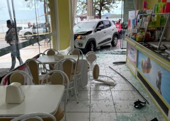 Motorista perde o controle da direção e invade sorveteria na avenida Atlãntica em BC