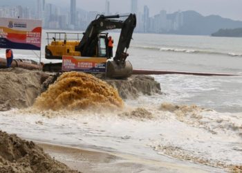 Começou o alargamento da praia em Balneário Camboriú