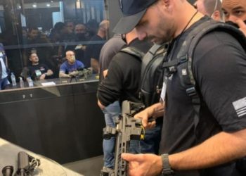 Deputado federal Eduardo Bolsonaro visita feira de armas em Joinville