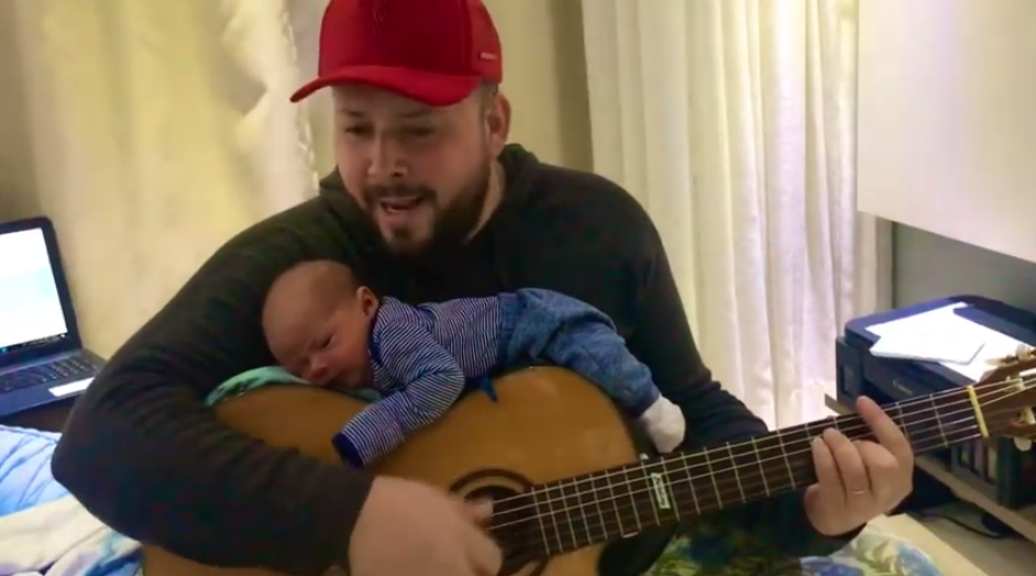 Zezé Di Camargo posta vídeo de itajaiense cantando “É o amor” para o filho recém-nascido