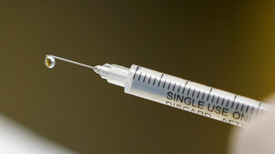 Teste da vacina contra covid-19 é suspenso após voluntário ficar doente