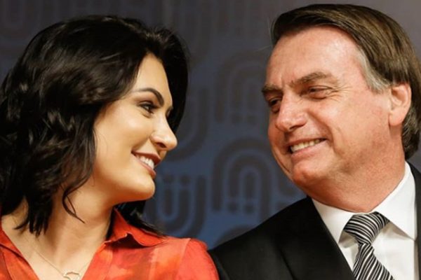 Bolsonaro e esposa em São Francisco do Sul neste sábado