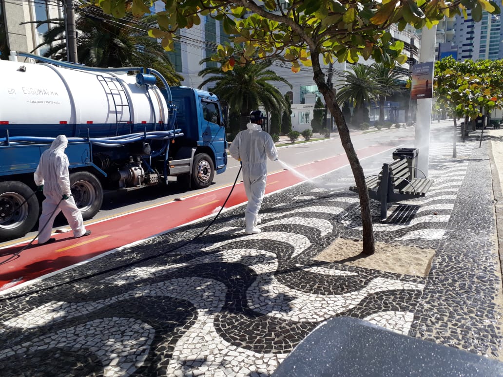 Sanitização da Avenida Atlântica é realizada nesta quarta-feira (25)