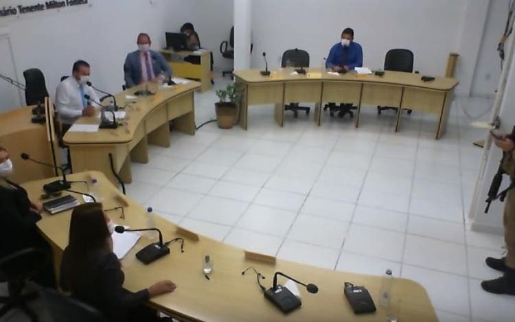 Sessão da Câmara de Vereadores é interrompida pela polícia por desobedecer quarentena