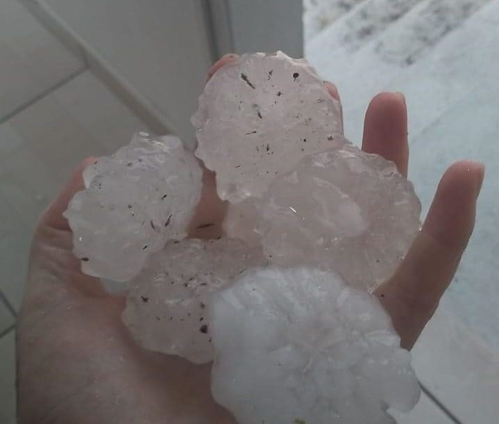 Chuva de granizo é registrada em diversas cidades do Vale do Itajaí