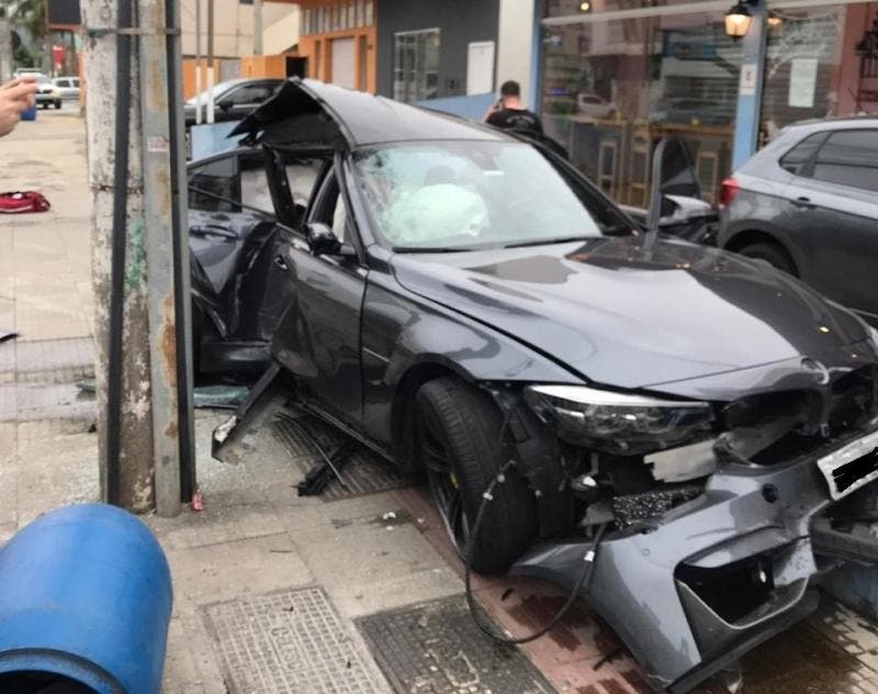 Carro invade calçada e bate em poste em Itajaí