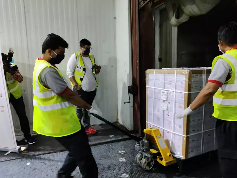 Índia autoriza exportação e deve enviar doses da vacina para o Brasil nesta noite