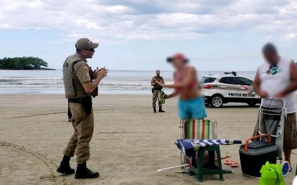 Família desobedece determinação e se recusa a sair da praia em Balneário Camboriú