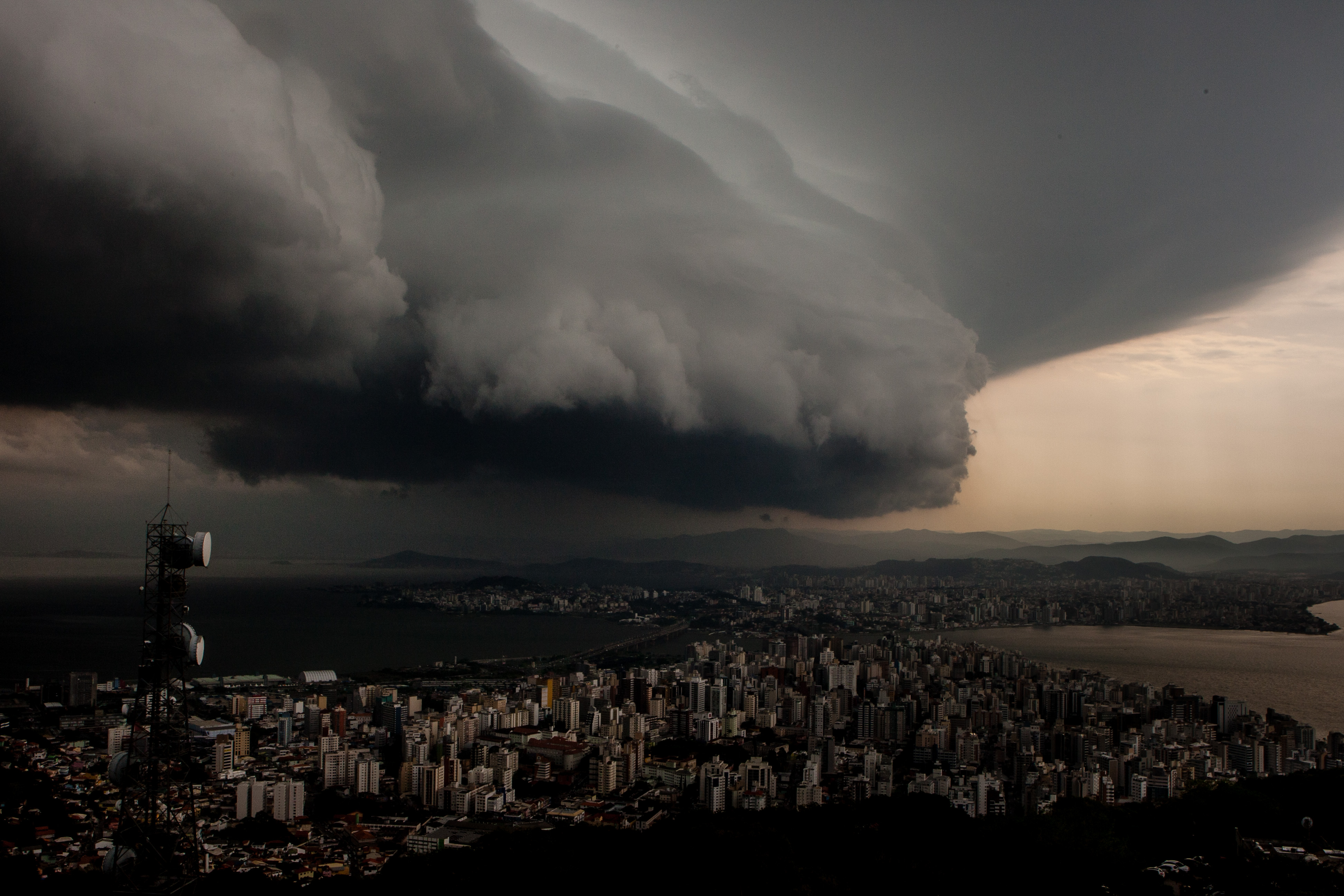 Defesa Civil alerta de temporais com granizo e  ventos fortes neste domingo em Santa Catarina