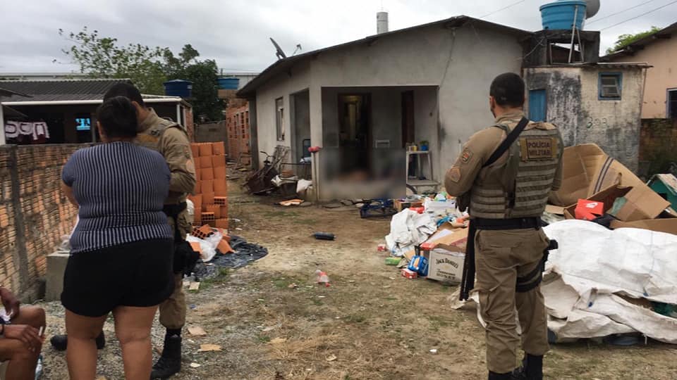 Homem morre em confronto com a PM após acertar golpes de facão na mulher em Navegantes