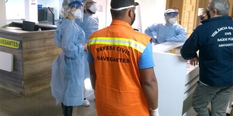 Saúde de Balneário Camboriú  abordou 281 turistas de São Paulo no Aeroporto de Navegantes