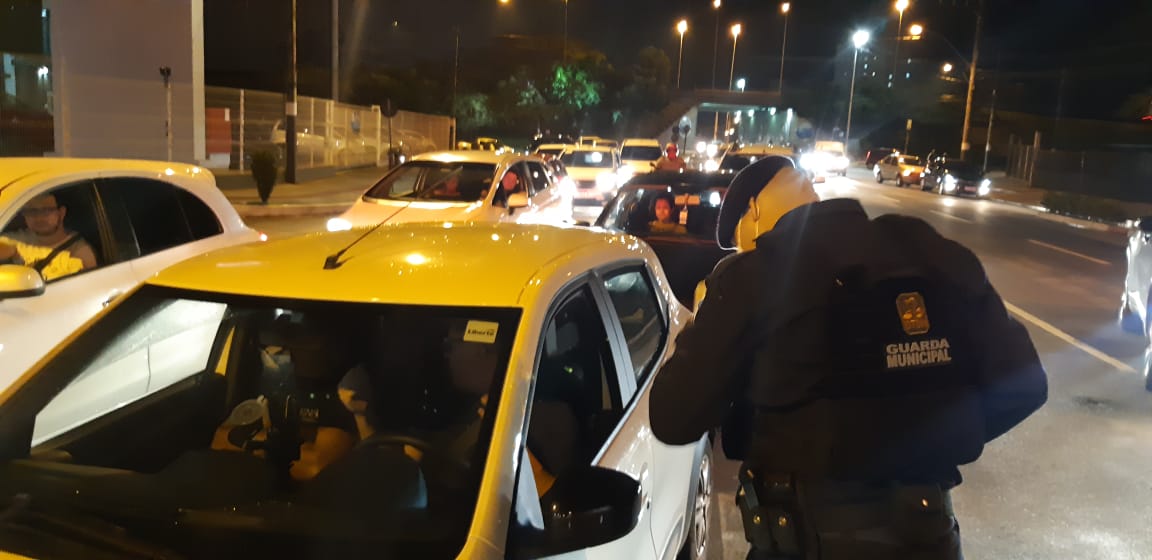 Mais de mil veículos foram abordados nas barreiras de acesso a Balneário Camboriú