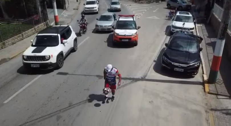 Vídeo: Rei das embaixadinhas passa pela região de Camboriú para ampliar a recorde no Guinness