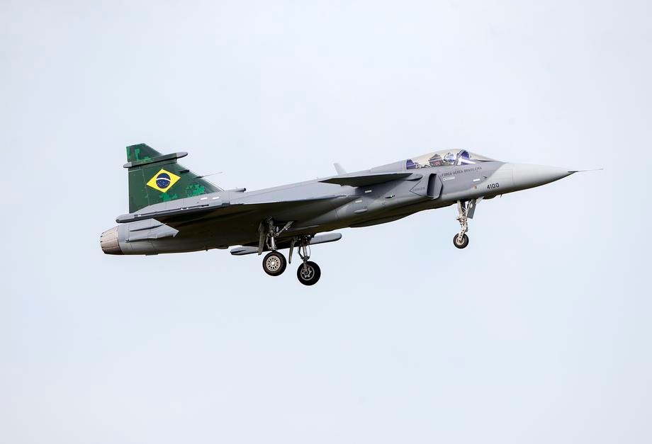 Caça Gripen brasileiro deve voar hoje entre 13 e 14h