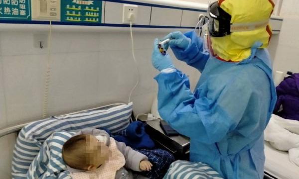 Bebê de três meses é diagnosticado com coronavírus junto com a mãe