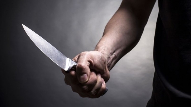 Homem tentar matar mulher e criança de quatro anos a facadas e é preso