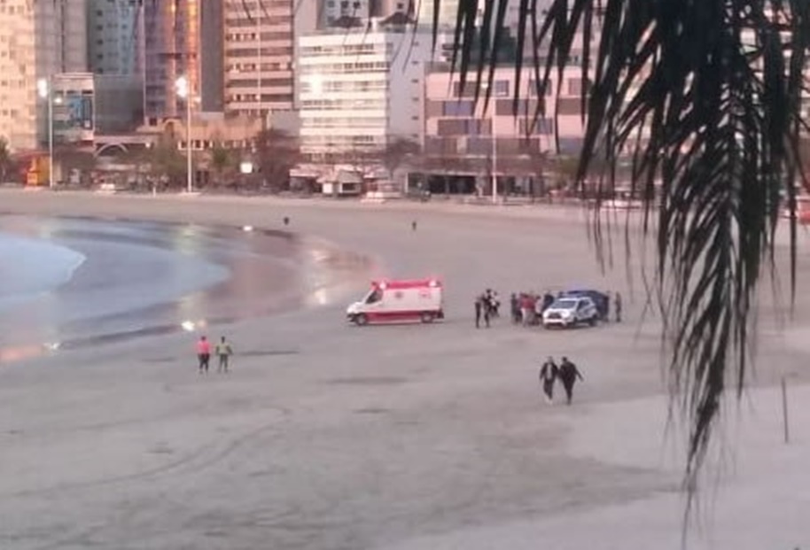 Homem é atropelado por carro na areia da Praia Central de Balneário Camboriú