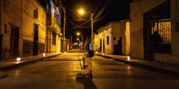 Peru: o menino de 6 anos que reza a Deus de joelhos na rua pelo fim da pandemia