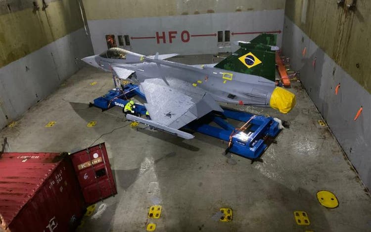 Caça da FAB chega ao porto de Navegantes