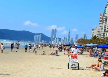 Feriadão com praias cheias em Balneário Camboriú