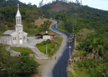 Obra da Estrada Geral do Caetes em Camboriú, recebe capa asfáltica