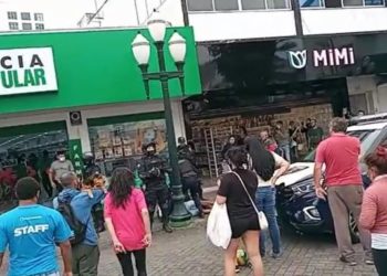 Jovem vendedor de doces é tratado como bandido em Itajaí