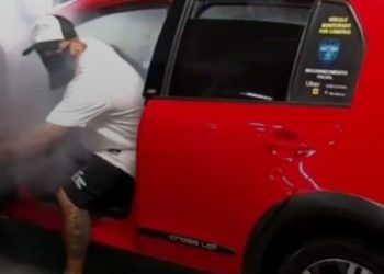 Morador cria um ‘carro balada’ em Balneário Camboriú