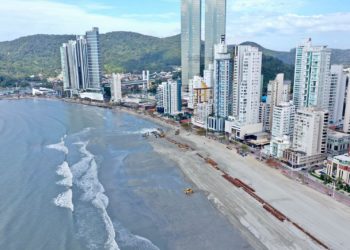 Recuperação da faixa de areia já avançou 1.400 metros em Balneário Camboriú