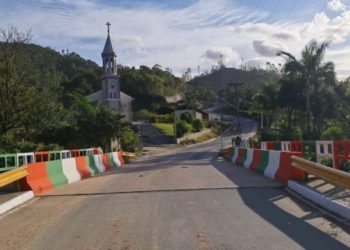 Vila Conceição, que fica na Estrada Geral dos Macacos em Camboriú, tem sinalização revitalizada