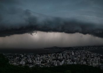 Alerta para temporais e chuva volumosa entre quinta e sexta-feira, em Santa Catarina