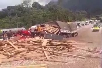 Veja o momento em que motorista entra na área de escape BR 376 serra de Guaratuba; a carga esmaga a cabine, ele não resistiu