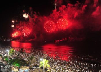 Com nova praia Balneário Camboriú planeja Réveillon com 15 minutos de fogos