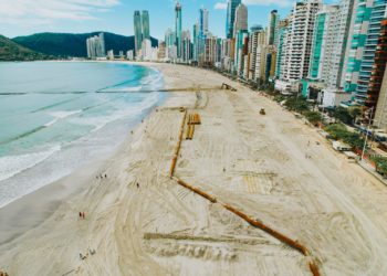 Tubulação da obra de recuperação da Praia Central está sendo reposicionada