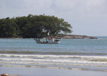 Prefeitura retira embarcações não autorizadas da Praia Central