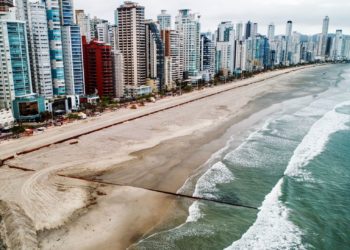 Mais de metade da orla da Praia Central já teve a faixa de areia recuperada
