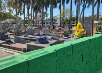 Secretaria de Obras trabalha na limpeza dos cemitérios para Finados em Camboriú