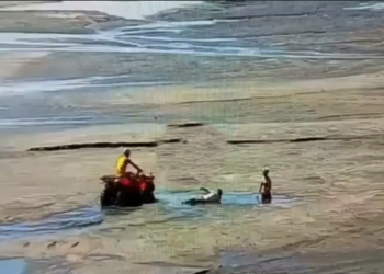 Mulheres ficam ‘atoladas’ no alargamento da praia Central de Balneário Camboriú