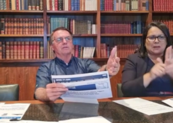 Facebook retira live de Bolsonaro do ar por falar que vacina da covid causa Aids