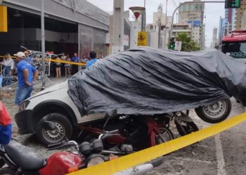 Carro despenca de estacionamento de shopping em Itapema