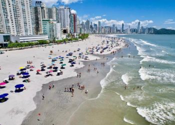 Preço dos imóveis em Balneário Camboriú dispara com alargamento da praia