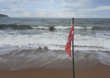 Jovem salva dois irmãos, mas morre afogado na praia em Penha