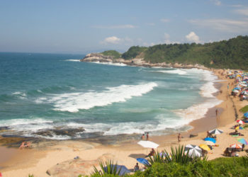 Correnteza arrasta banhistas na praia do Pinho em Balneário Camboriú.