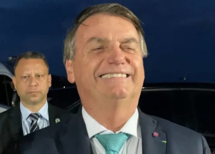Bolsonaro apresenta melhora, mas permanece internado na UTI