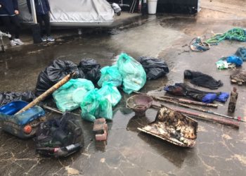 Resíduos são retirados dos costões de Balneário Camboriú