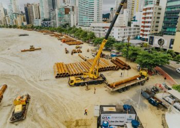 Tubulação começa a ser retirada da Praia Central de Balneário Camboriú
