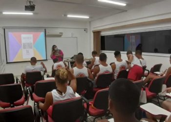 Guarda-vidas recebem treinamento para atender o turista em Balneário Camboriú