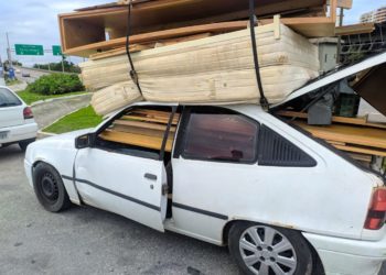 Motorista fica ‘invisível’ em carro lotado de móveis